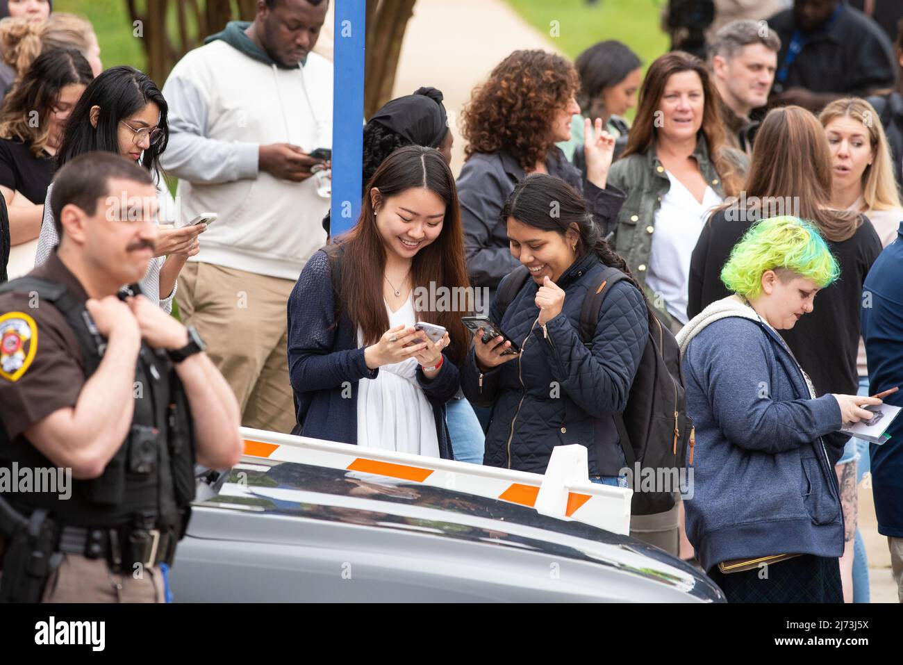 Johnny Depp-Fans sehen sich die Fotos an, die sie mit Mobiltelefonen gemacht haben, auf denen Depp am Mittwoch, den 4. Mai 2022, im Fairfax County Courthouse in Fairfax zur Wiederaufnahme seines Zivilverfahrens mit Amber Heard eintraf. Depp brachte eine Verleumdungsklage gegen seine ehemalige Frau, die Schauspielerin Amber Heard, ein, nachdem sie 2018 in der Washington Post eine Veröffentlichung verfasst hatte, die ihn, ohne Depp zu nennen, des häuslichen Missbrauchs beschuldigte.Quelle: Cliff Owen / CNP/Sipa USA (EINSCHRÄNKUNG: KEINE Zeitungen oder Zeitungen in New York oder New Jersey im Umkreis von 75 km von New York City) Stockfoto