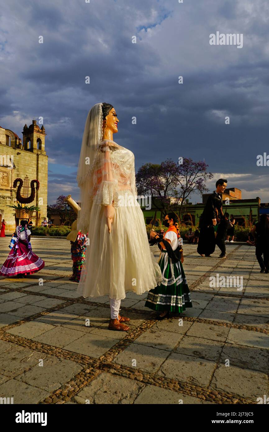 Riesige Monas de Calenda während der Hochzeitsfeier vor der Kirche Santo Domingo de Guzmán, Oaxaca-Stadt, Oaxaca-Stadt, Mexiko, Oaxaca-Stadt Stockfoto