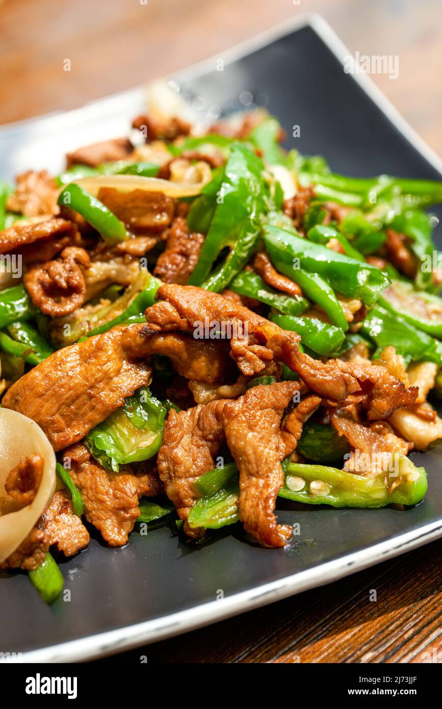 Ein Teller mit köstlichen und würzigen Hunan-Gerichten, gebratenes Schweinefleisch mit Chili Stockfoto