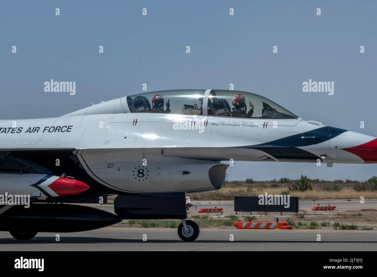 Eine US Air Force Air Demonstration Squadron, bekannt als die „Thunderbirds“, F-16 kämpft Falcon Taxis, um in Vorbereitung auf die Legacy of Liberty Air Show 2022 und Open House, 4. Mai 2022, auf Holloman Air Force Base, New Mexico, zu parken. Acht Offiziere der US-Luftwaffe dienen als äußerst erfahrene F-16-Kampffiloten der Thunderbirds, und vier Offiziere sind in kritischen Rollen tätig, von der medizinischen Unterstützung bis hin zu öffentlichen Angelegenheiten. (USA Luftwaffe Foto von Senior Airman Adrian Salazar) Stockfoto