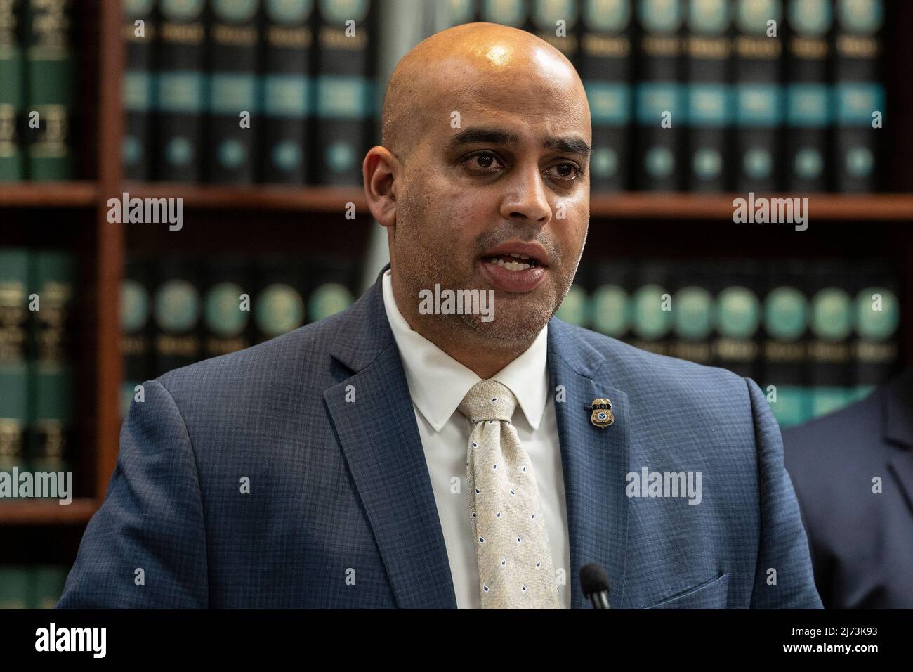 Ricky Patel, der als Sonderagent für die Untersuchung der Homeland Security zuständig ist, spricht während der Pressekonferenz in der Bibliothek des US-Anwaltsbüros in New York am 5. Mai 2022 Bekanntgabe der Auslieferung des Führers des Drogenkartells Clan del Golfo (CDG) Diaro Antonio Usuga David, bekannt als Otoniel aus Kolumbien, wegen des Bundesanklagen wegen Drogenhandels, Geldwäsche, Verstößen gegen Verbrechen einschließlich Morde. (Foto von Lev Radin/Sipa USA) Stockfoto