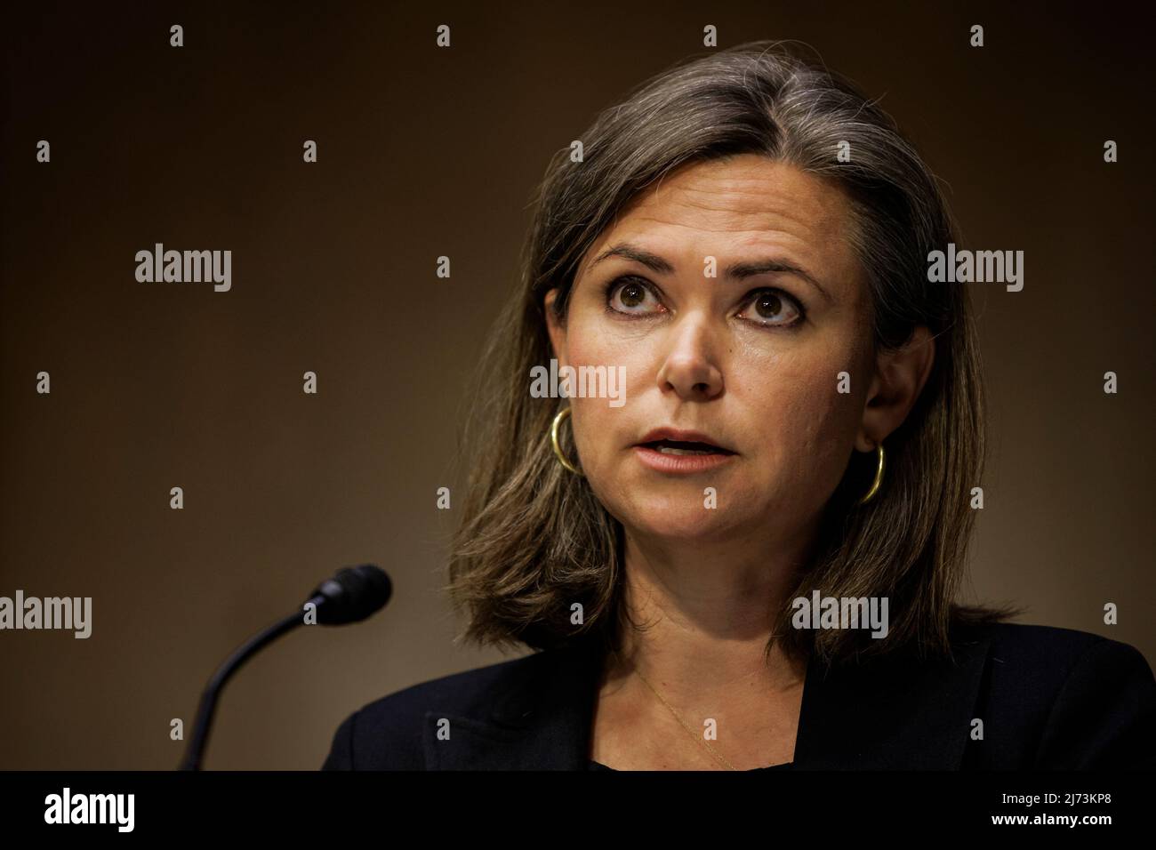 Emily Mendrala vom Außenministerium bezeugte am 5. Mai 2022 vor dem Ausschuss für Heimatschutz und Regierungsangelegenheiten des Senats während einer Anhörung zur Sicherung und Sicherstellung der Ordnung an der Südwestgrenze im Dirksen Senate Office Building auf dem Capitol Hill in Washington, DC.Quelle: Samuel Corum / CNP /MediaPunch Stockfoto