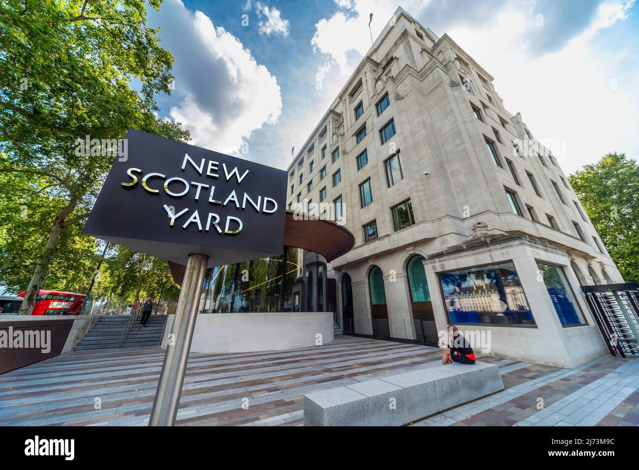 London, England, Großbritannien-August 21 2019: Das Hauptquartier des Metropolitan Police Service mit seinem ikonischen rotierenden Schild steht gegenüber dem Londo Stockfoto