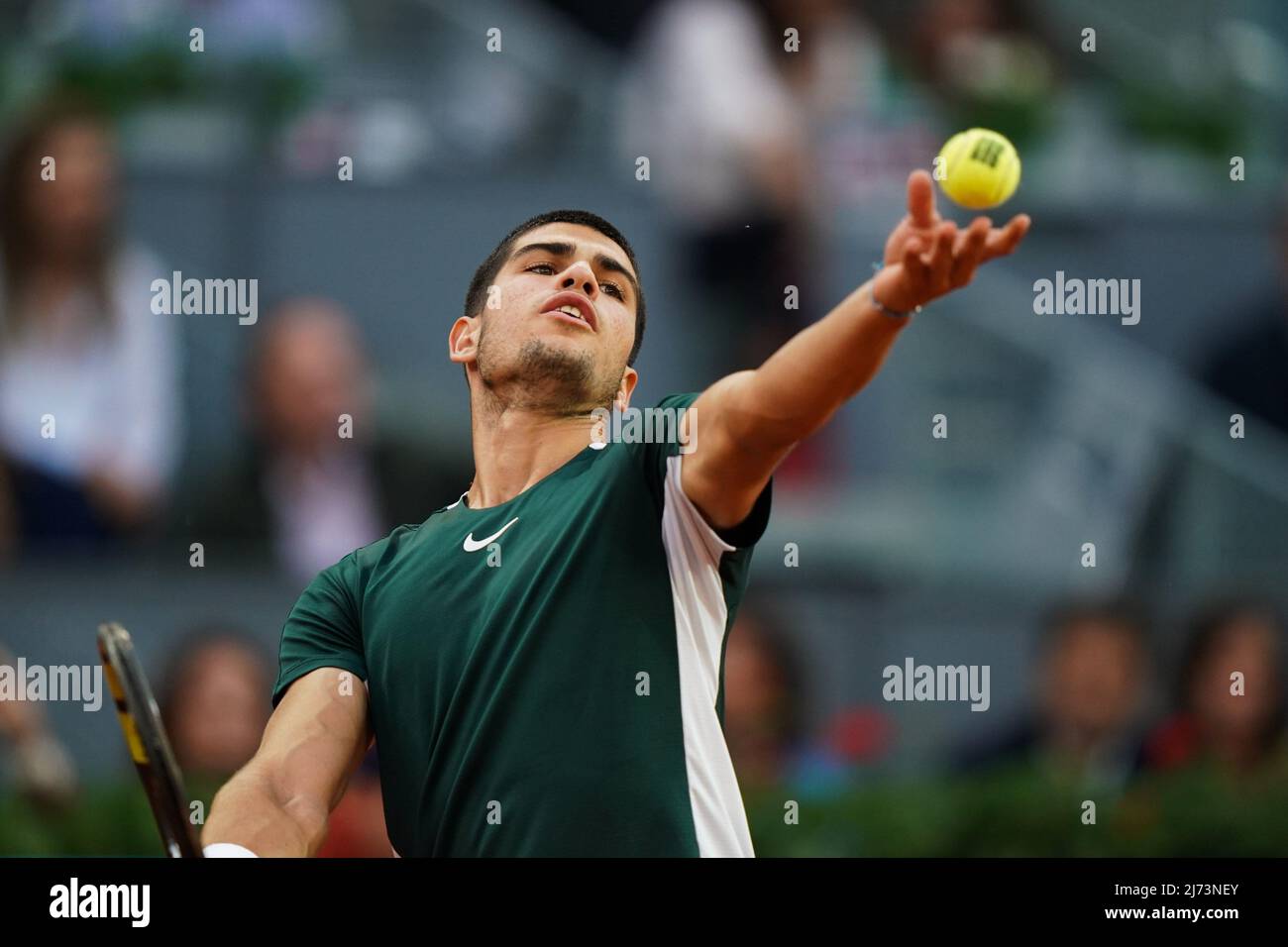 Carlos Alcaraz aus Spanien im Einsatz gegen Cameron Norrie aus Großbritannien während des achten Tages der Mutua Madrid Open in La Caja Magica in Madrid Carlos Alcaraz schlägt Cameron Norrie (6-4, 7-6, 3-6) Stockfoto