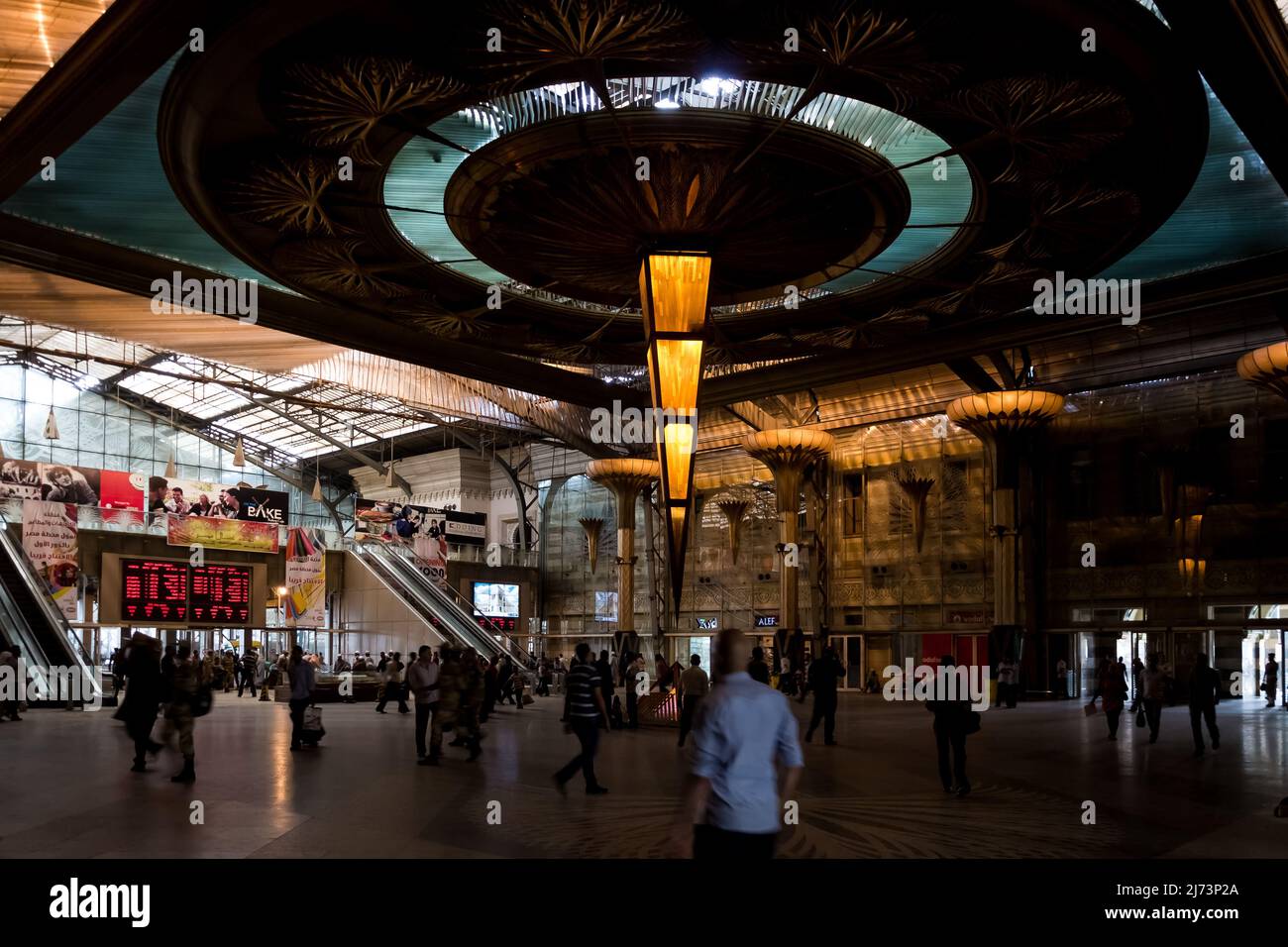 Architektonisches Detail des Kairoer Bahnhofs Ramses, des Hauptbahnhofs der Stadt sowie einer Verbindung zu den U-Bahnlinien 1 und 2 von Kairo Stockfoto