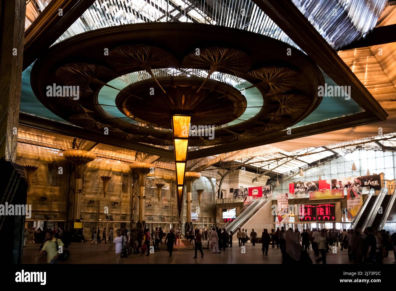 Architektonisches Detail des Kairoer Bahnhofs Ramses, des Hauptbahnhofs der Stadt sowie einer Verbindung zu den U-Bahnlinien 1 und 2 von Kairo Stockfoto