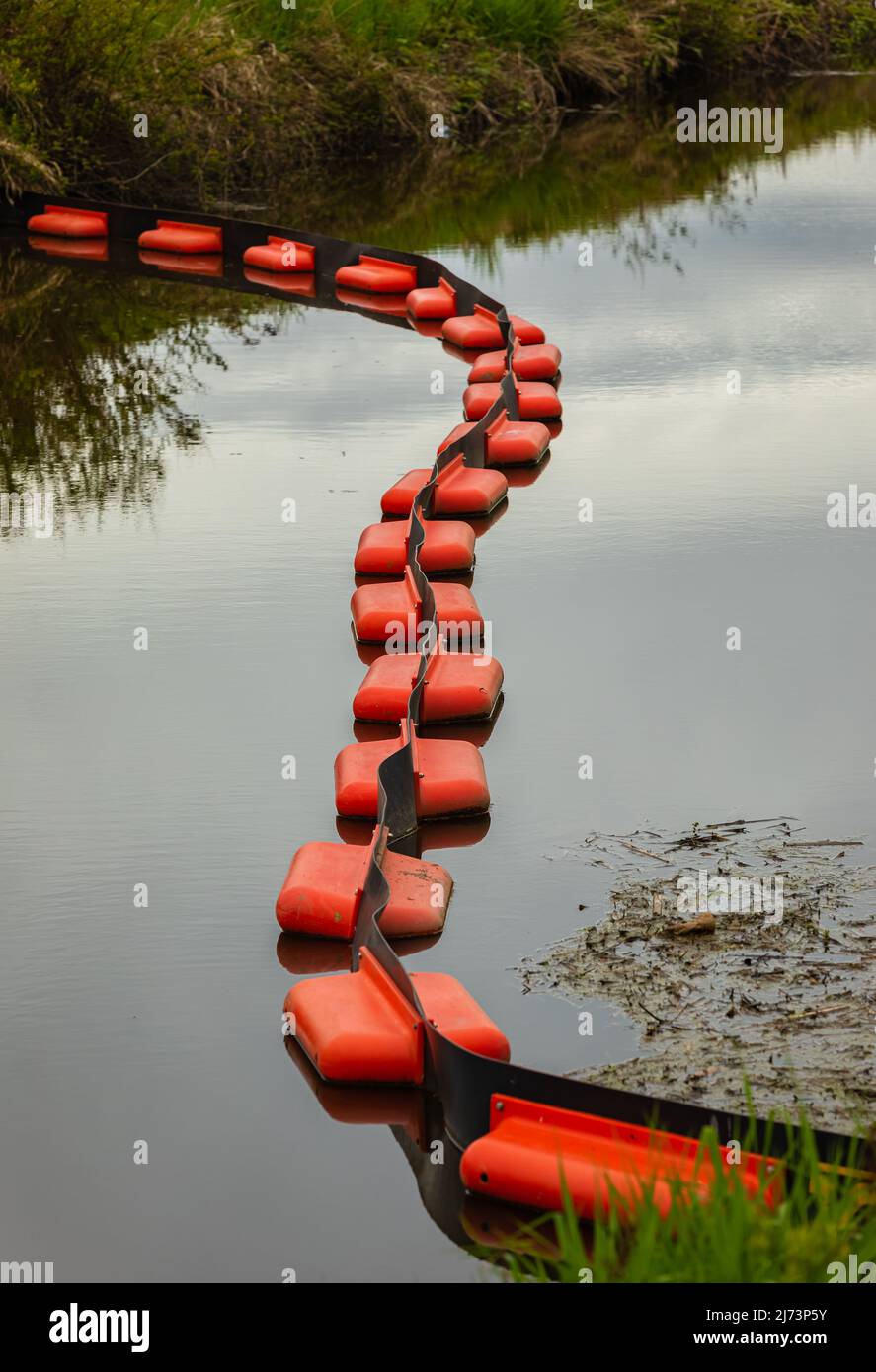 Ein Auffangausleger ist eine temporäre schwimmende Barriere, die zur Eindämmung von Ölverschmutzungen verwendet wird. Booms werden verwendet, um die Gefahr von Verschmutzung der Küstenlinien und zu verringern Stockfoto Ein Auffangausleger ist eine temporäre schwimmende Barriere, die zur Eindämmung von Ölverschmutzungen verwendet wird. Booms werden verwendet, um die Gefahr von Verschmutzung der Küstenlinien und zu verringern Stockfoto