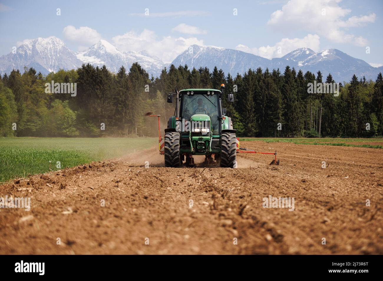 Ein Landwirt pflanzt auf einem Feld in Hrastje in der Nähe von Kranj mit einem Saatkorn. Mit dem Beginn des Frühlings beginnen die Bauern, Mais zu Pflanzen, während die globale Lebensmittelkrise um die Ecke steht. Den Landwirten zufolge könnte Slowenien problemlos autark sein, aber die Krise nach dem Krieg in der Ukraine hat die Selbstversorgungsprobleme des Landes nach Jahren unzureichender Agrarpolitik noch weiter betont. Stockfoto