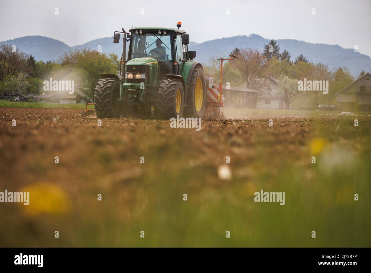 Ein Landwirt pflanzt auf einem Feld in Hrastje in der Nähe von Kranj mit einem Saatkorn. Mit dem Beginn des Frühlings beginnen die Bauern, Mais zu Pflanzen, während die globale Lebensmittelkrise um die Ecke steht. Den Landwirten zufolge könnte Slowenien problemlos autark sein, aber die Krise nach dem Krieg in der Ukraine hat die Selbstversorgungsprobleme des Landes nach Jahren unzureichender Agrarpolitik noch weiter betont. Stockfoto