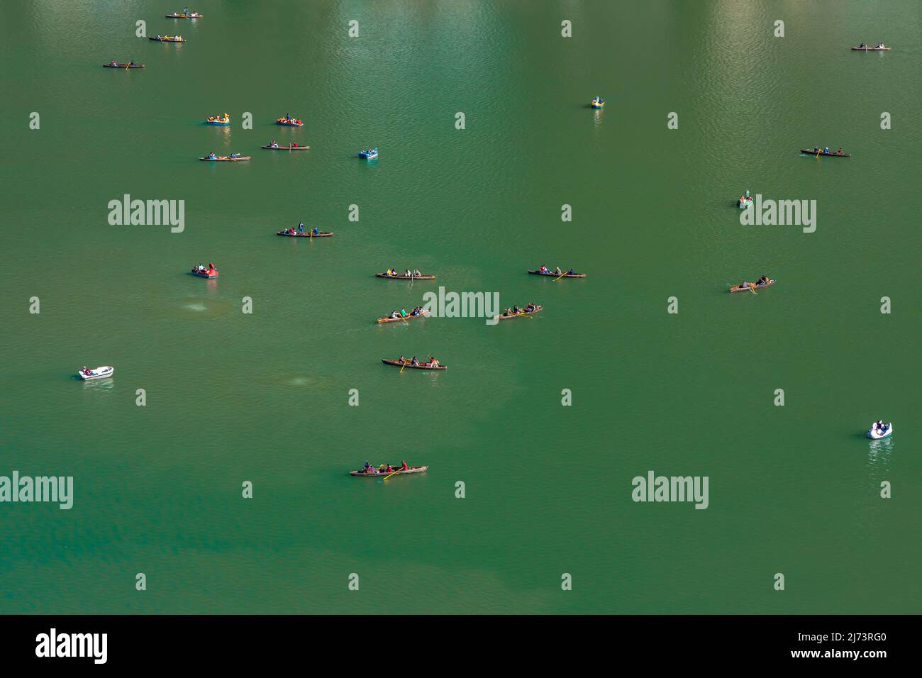 Selektiver Fokus Ariel-Blick auf die Bootsfahrten am Naini Lake in Nainital Uttarakhand Indien am 2. Januar 2022 Stockfoto