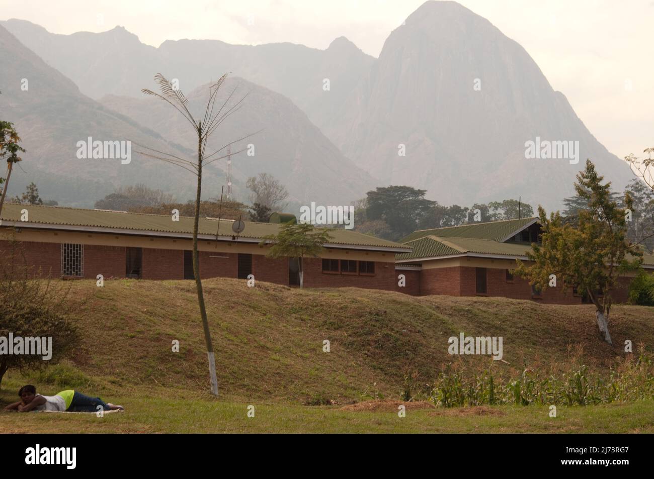 Mt Mulanje und Mulanje District Hospital Grounds, Mulanje District, Malawi, Afrika - mit Mt Mlanje im Hintergrund. Stockfoto
