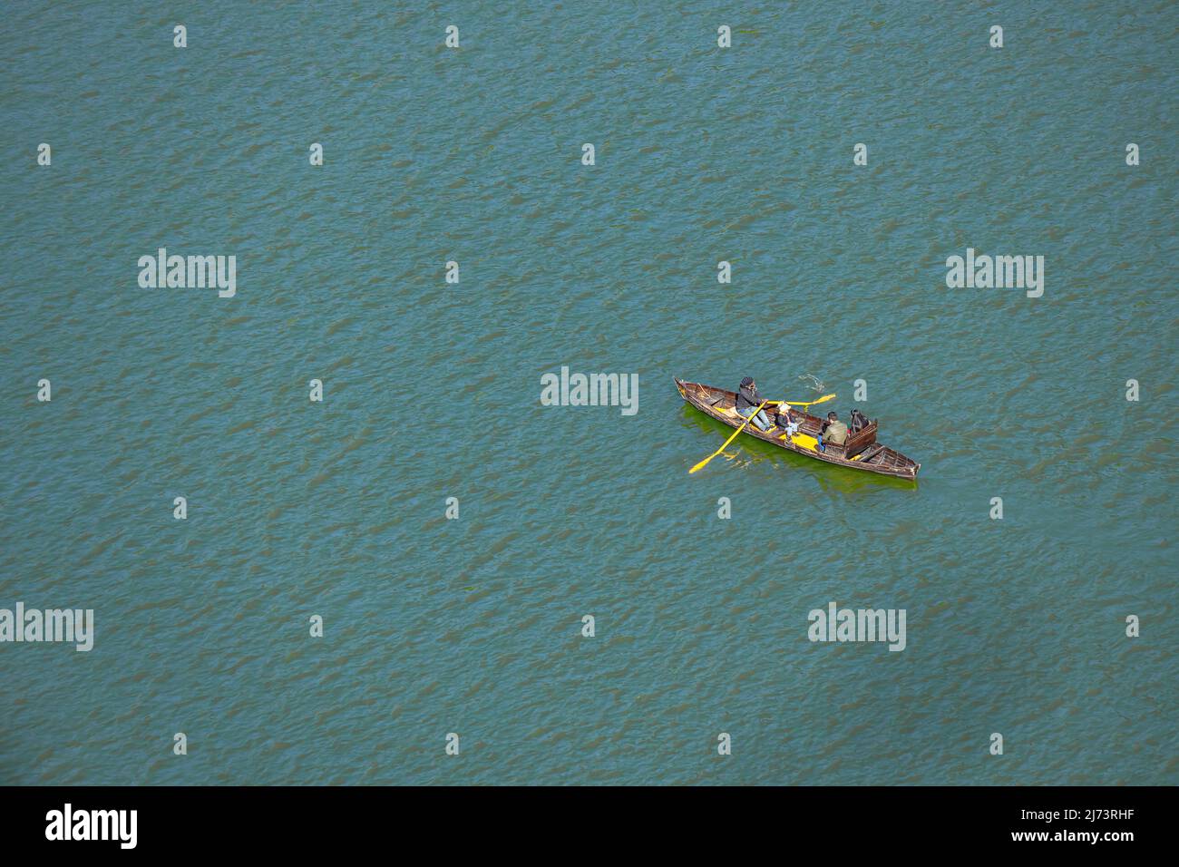 Selektiver Fokus Ariel-Blick auf Menschen beim Bootfahren am Naini-See in Nainital Uttarakhand Indien am 2. Januar 2022 Stockfoto