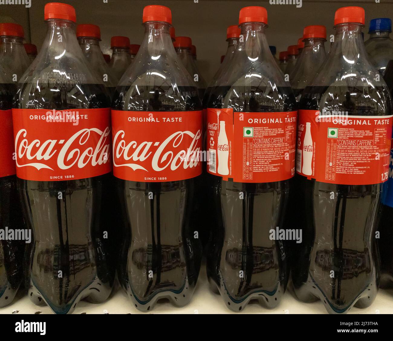 Flaschen Coca-Cola wurden am 15. Januar 2023 in den Regalen eines Supermarkts zum Verkauf in Pune aufbewahrt Stockfoto