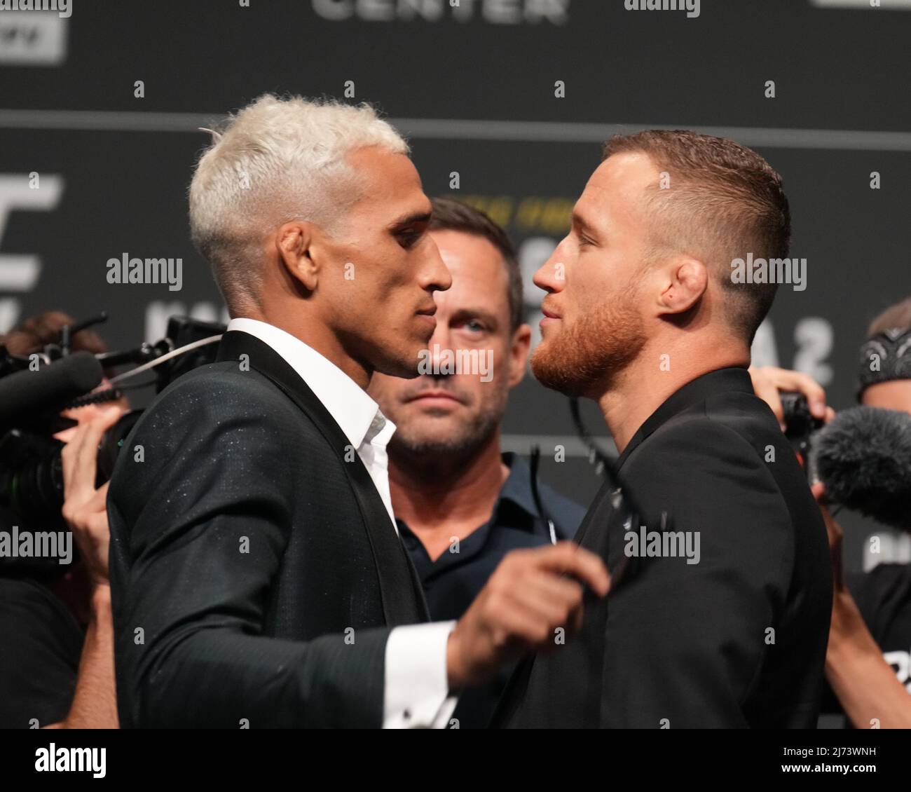 Phoenix, Arizona, USA. 5. Mai 2022. PHOENIX, AZ - 5. Mai: Charles Oliveira (L) und Justin Gaethje (R) treten nach der Pressekonferenz mit Fans, die am Arizona Federal Theatre für UFC 274 teilnehmen - Oliveira vs Gaethje : Pressekonferenz am 5. Mai 2022 in Phoenix, Arizona, USA, ins Gespräch. (Foto von Louis Grasse/PxImages) Credit: Px Images/Alamy Live News Stockfoto