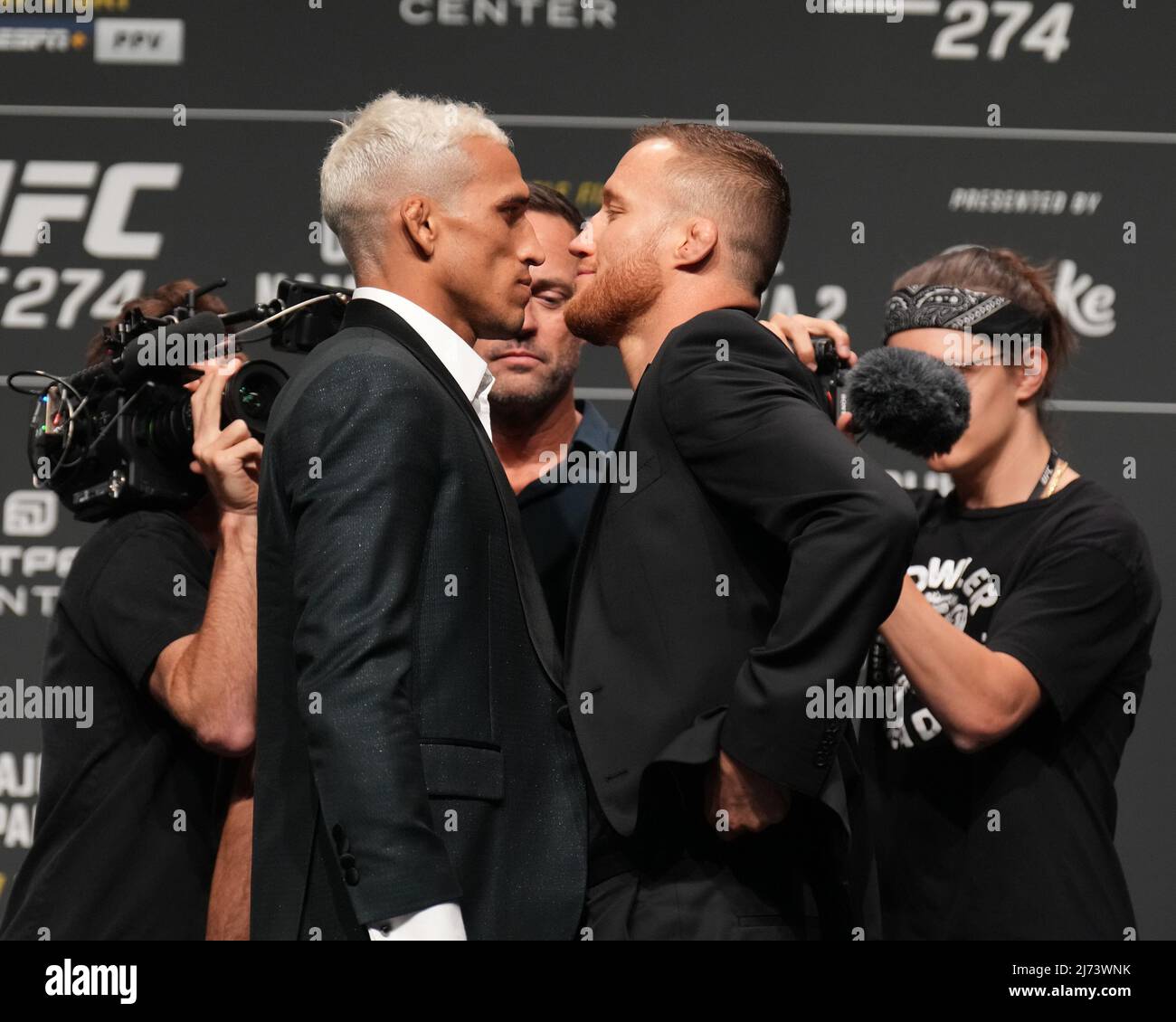Phoenix, Arizona, USA. 5. Mai 2022. PHOENIX, AZ - 5. Mai: Charles Oliveira (L) und Justin Gaethje (R) treten nach der Pressekonferenz mit Fans, die am Arizona Federal Theatre für UFC 274 teilnehmen - Oliveira vs Gaethje : Pressekonferenz am 5. Mai 2022 in Phoenix, Arizona, USA, ins Gespräch. (Foto von Louis Grasse/PxImages) Credit: Px Images/Alamy Live News Stockfoto