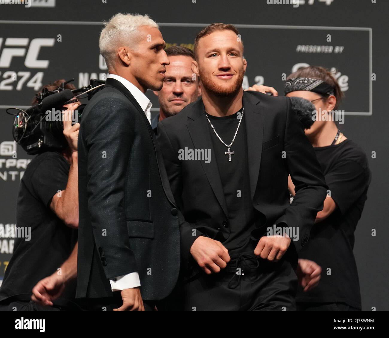Phoenix, Arizona, USA. 5. Mai 2022. PHOENIX, AZ - 5. Mai: Charles Oliveira (L) und Justin Gaethje (R) treten nach der Pressekonferenz mit Fans, die am Arizona Federal Theatre für UFC 274 teilnehmen - Oliveira vs Gaethje : Pressekonferenz am 5. Mai 2022 in Phoenix, Arizona, USA, ins Gespräch. (Foto von Louis Grasse/PxImages) Credit: Px Images/Alamy Live News Stockfoto