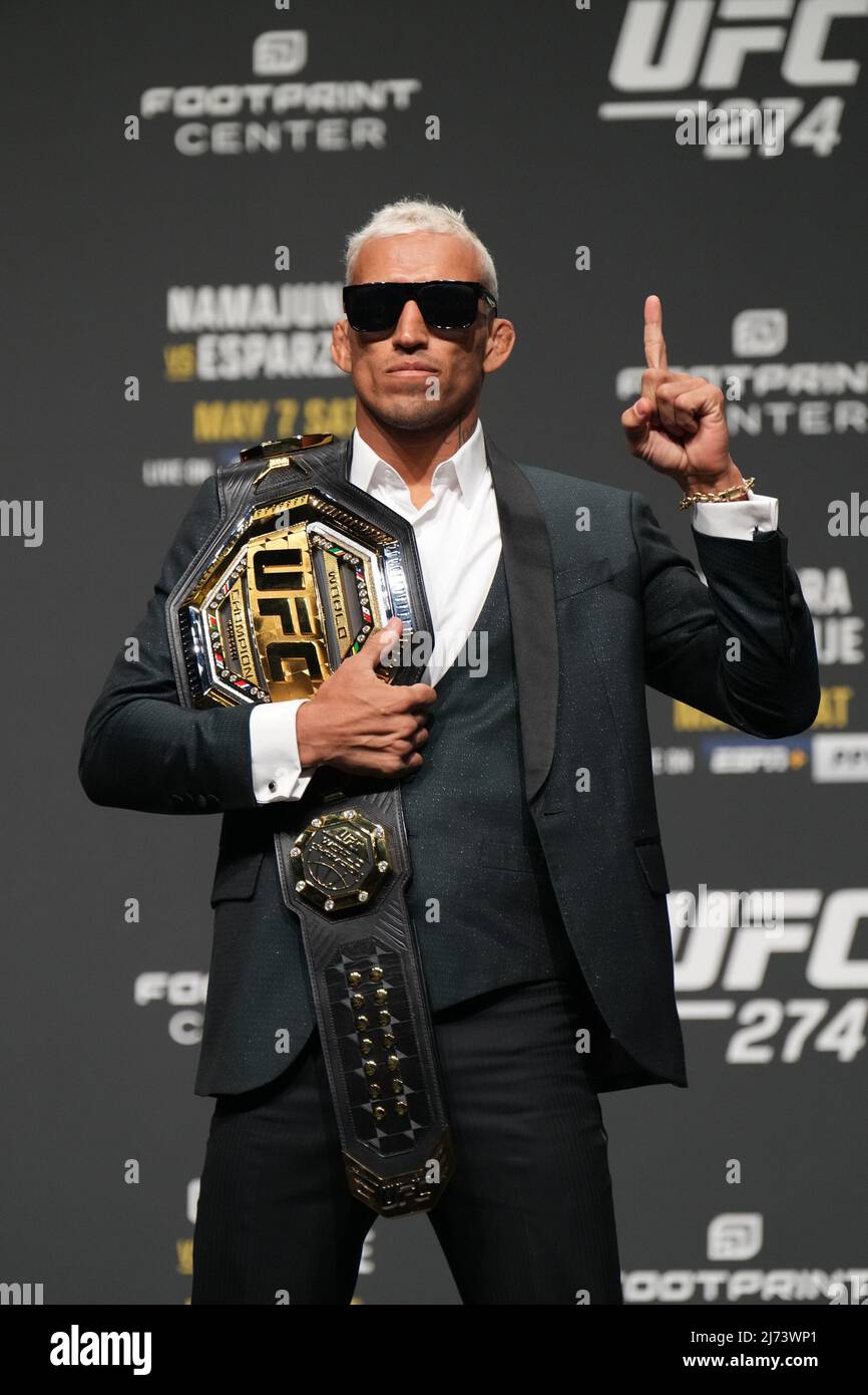 Phoenix, Arizona, USA. 5. Mai 2022. PHOENIX, AZ - 5. Mai: Charles Oliveira posiert nach der Pressekonferenz mit Fans, die im Arizona Federal Theatre für UFC 274 anwesend waren - Oliveira vs Gaethje: Pressekonferenz am 5. Mai 2022 in Phoenix, Arizona, USA. (Foto von Louis Grasse/PxImages) Credit: Px Images/Alamy Live News Stockfoto