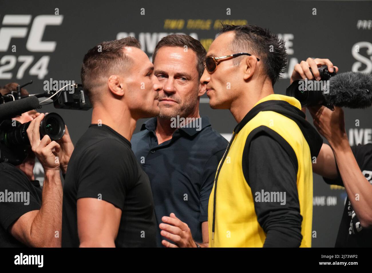 Phoenix, Arizona, USA. 5. Mai 2022. PHOENIX, AZ - 5. Mai: Michael Chandler (L) und Tony Ferguson (R) treten nach der Pressekonferenz mit Fans, die am Arizona Federal Theatre für UFC 274 teilnehmen - Oliveira vs Gaethje : Pressekonferenz am 5. Mai 2022 in Phoenix, Arizona, USA, ins Gespräch. (Foto von Louis Grasse/PxImages) Credit: Px Images/Alamy Live News Stockfoto