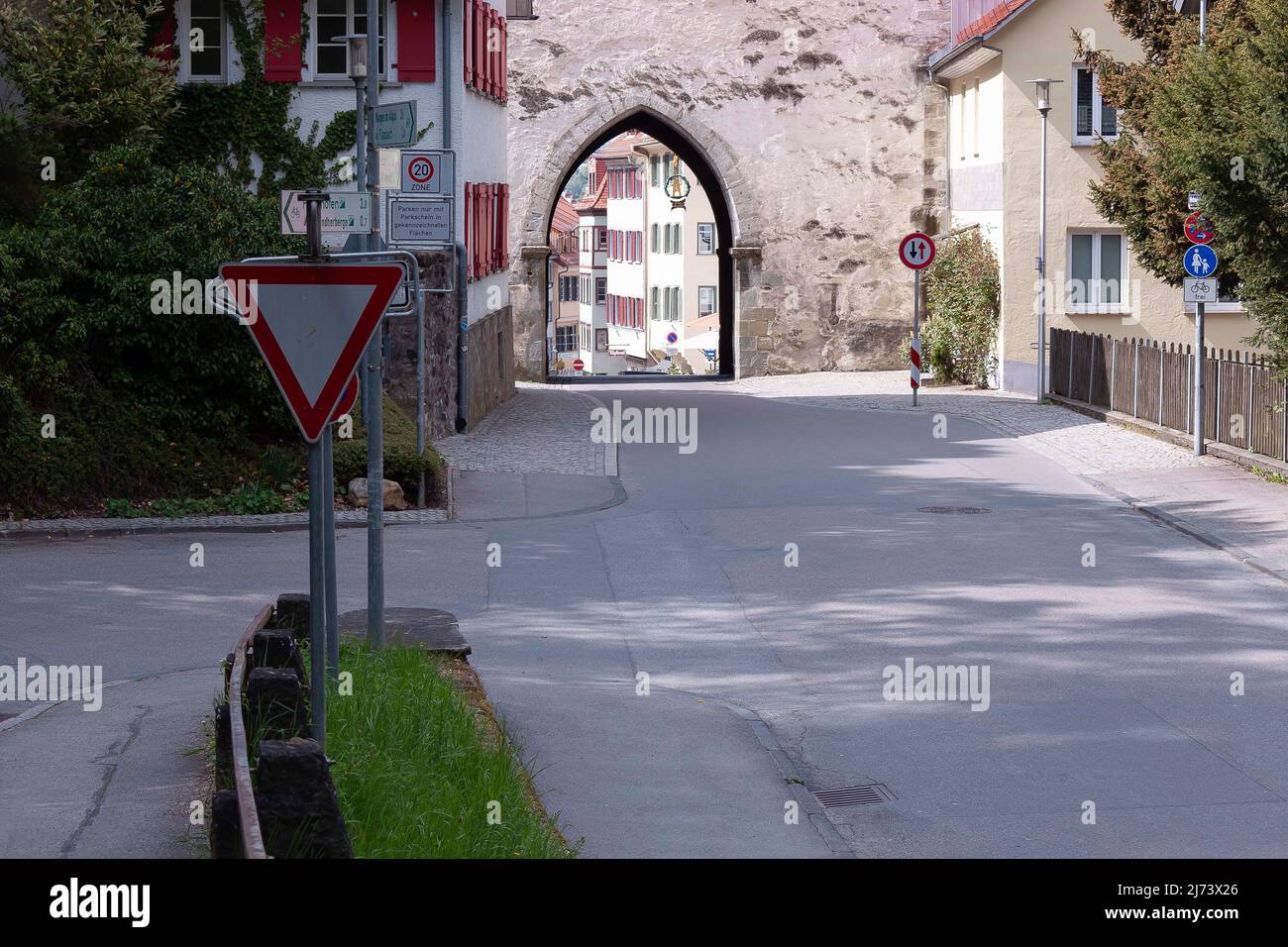 RAVENSBURG, DEUTSCHLAND - 1. MAI 2022: Ravensburg ist eine Stadt der Türme und Tore. Abfahrt über den Upper Gate Tower Stockfoto