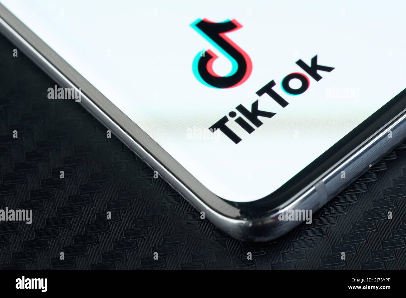 New york, USA - 5. Mai 2022: Starten Sie die TikTok-App auf dem Smartphone-Bildschirm in der Nahaufnahme Stockfoto