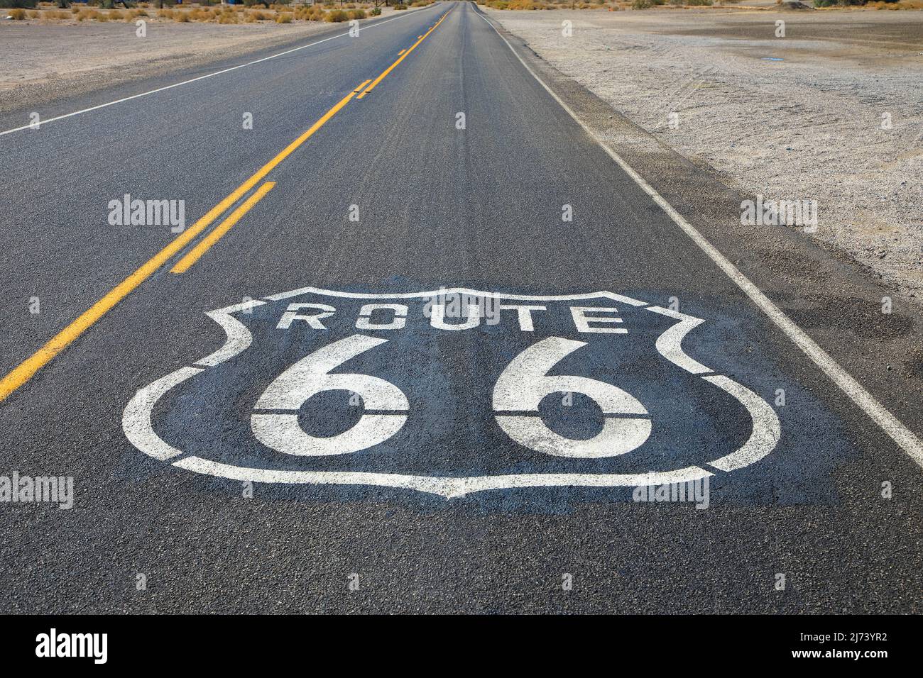 Autobahnschild für die historische Route 66 auf Asphalt der Landstraße. Mojave-Wüste in Kalifornien. Usa. Stockfoto