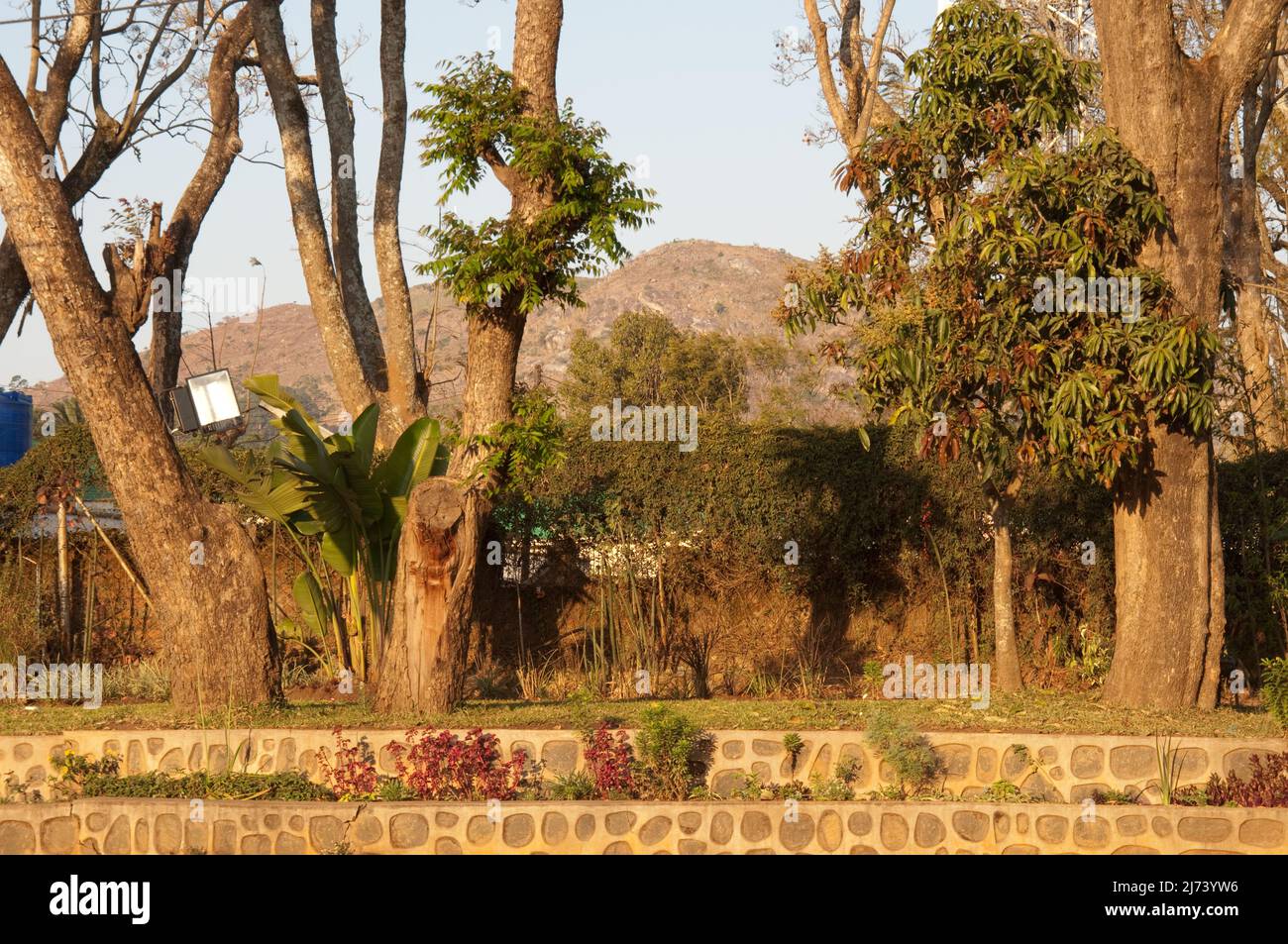 Blick vom Luxury Hotel Gelände auf die umliegenden Berge, Limbe, Malawi, Afrika - Limbe und Blantyre bilden einen Ballungsraum und die größte Stadt Malawis. Stockfoto