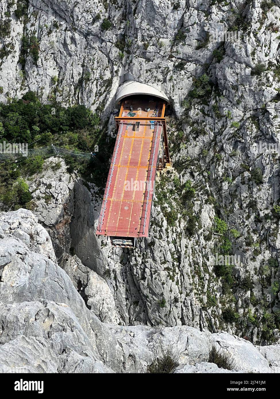 Metallbau einer zukünftigen Brücke, die zwei Tunnel über dem Canyon verbindet Stockfoto