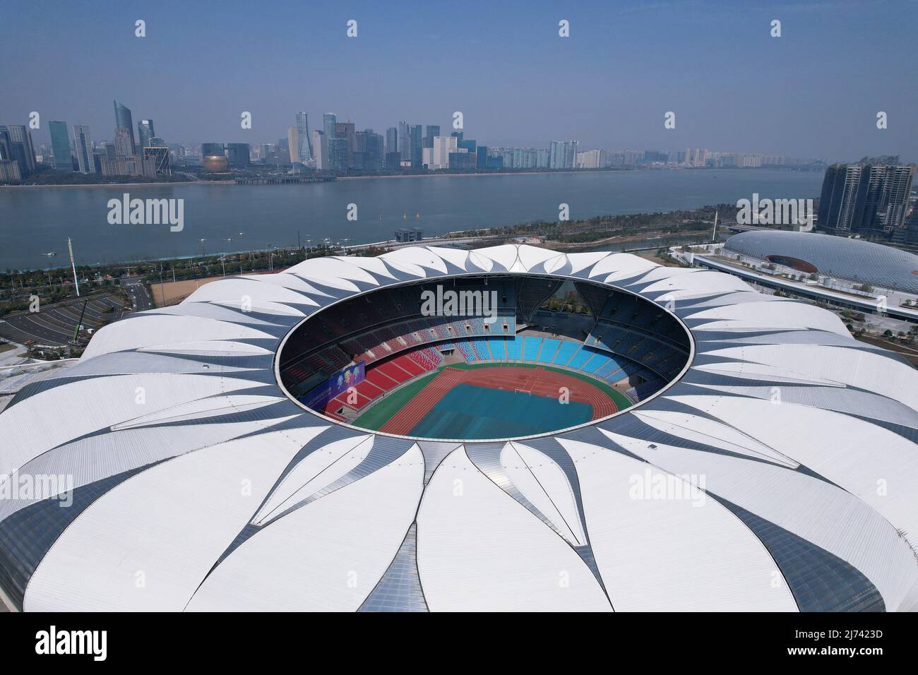 HANGZHOU, CHINA - 19. DEZEMBER 2021 - eine Luftaufnahme des Olympischen Sportzentrums, dem Hauptort der Asienspiele 2022, in Hangzhou, Ost-Chinas Z Stockfoto