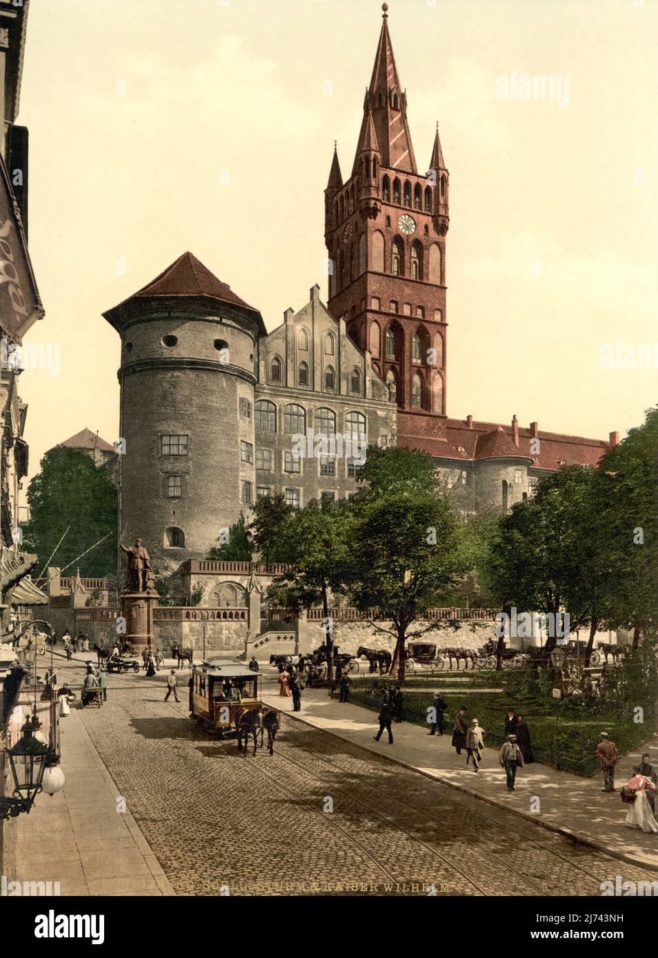 Vintage-Polychromdruck ca. 1890 bis 1900 von Königsberg Burgturm und Kirche, und Kaiser-Wilhelm-I.-Denkmal, Königsberg, Ostpreußen, Deutschland, das jetzt in Königsberg, Russland, liegt Stockfoto