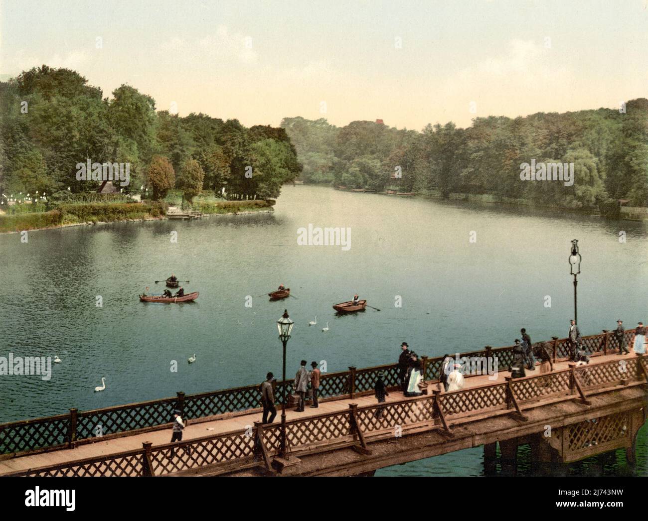 Vintage Polychrom Druck ca. 1890 bis 1900 von See und Menschen, die eine Brücke in Königsberg, Ostpreußen, Deutschland, das jetzt ist, ist das Königsberg, Russland Stockfoto