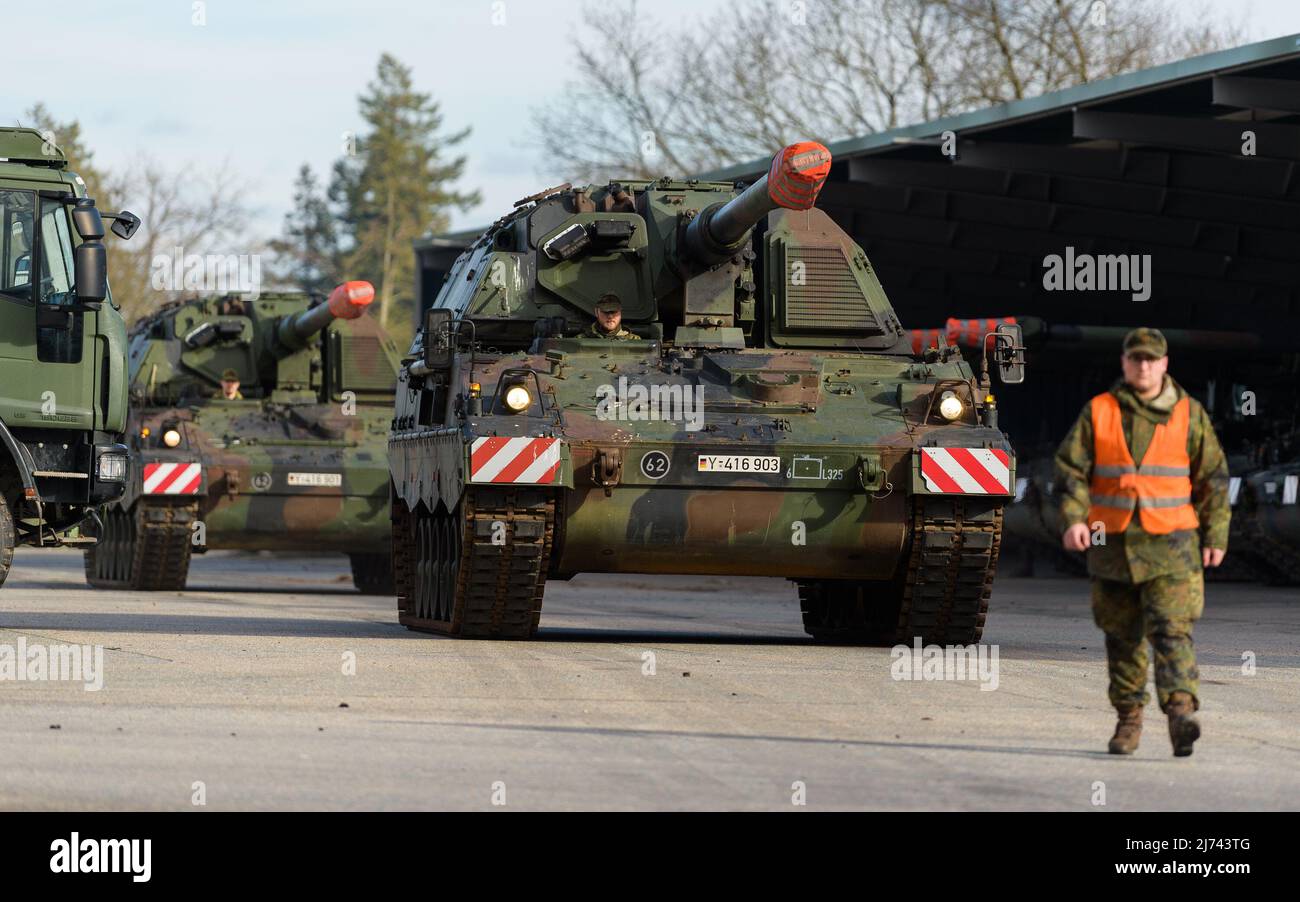 FILED - 14. Februar 2022, Niedersachsen, Münster: Die selbstfahrenden Haubitze 2000 (PZH 2000) der Bundeswehr werden zur Ladefläche der Hindenburger Kaserne gefahren. Deutschland wird die Ukraine mit sieben selbstfahrenden Haubitzen versorgen 2000. Hierzu sei eine Einigung erzielt worden, sagte Verteidigungsminister Lambrecht (SPD) am Freitag (06.05.2022) in der Slowakei. Foto: Philipp Schulze/dpa Stockfoto