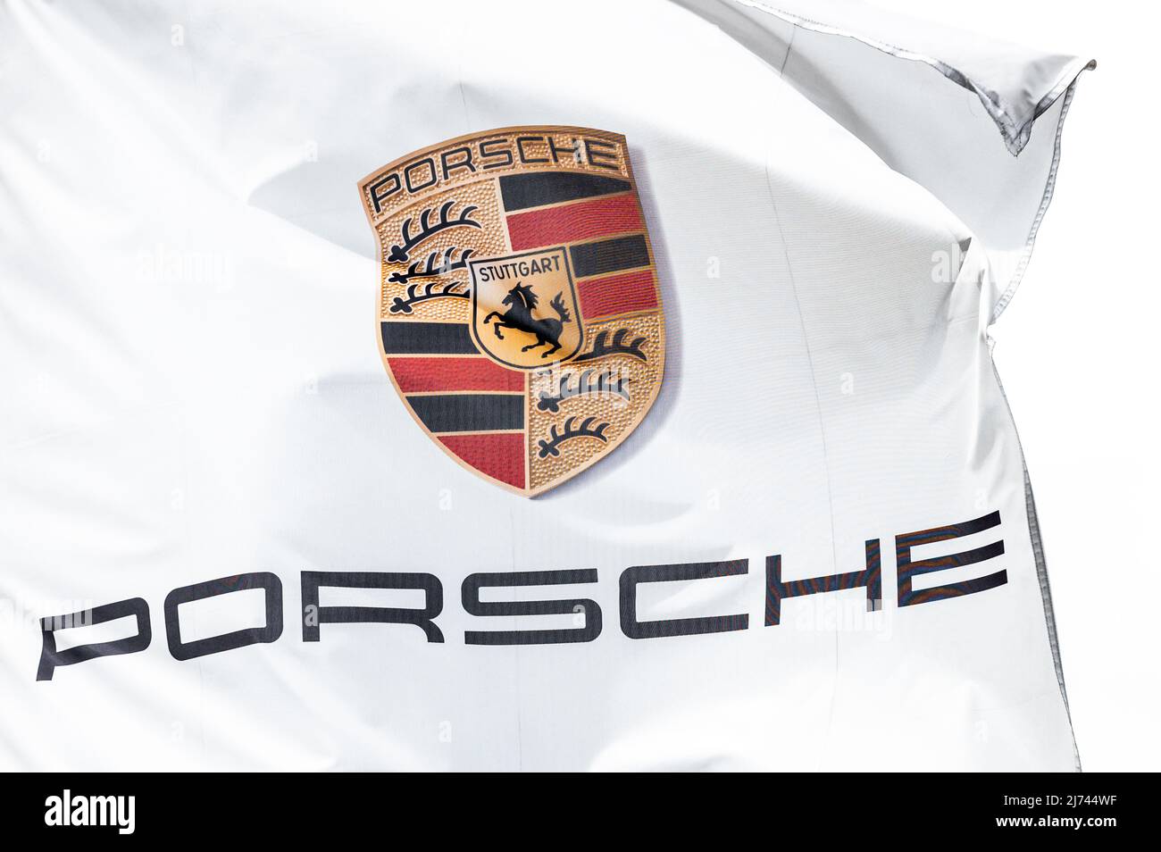 04. Mai 2022, Baden-Württemberg, Villingen-Schwenningen: Das Porsche-Logo ist auf einer im Wind wehenden Flagge vor dem Porsche Zentrum Schwarzwald-Baar zu sehen. Foto: Silas Stein/ Stockfoto