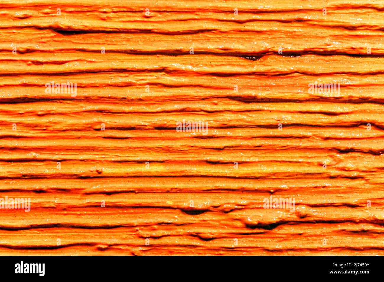 Viele parallele dicke Striche oranger Farbe auf Leinwand. Abstrakte Textur mit Linienstruktur Stockfoto