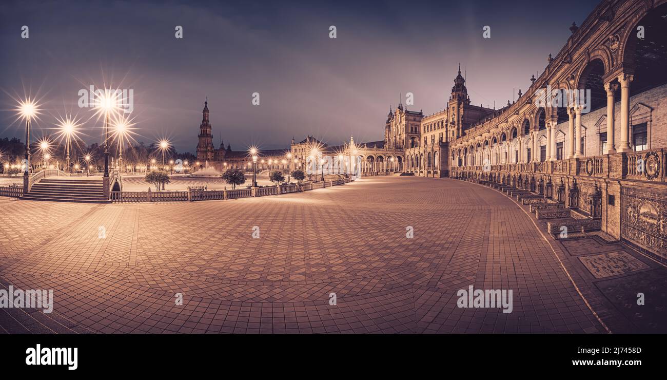 12000x6000 Pixel, ein breites Panoramabild von einem frühen Morgen auf der Plaza de España, einem der berühmtesten Plätze in Sevilla. Zu Ehren des Ibero-A Stockfoto