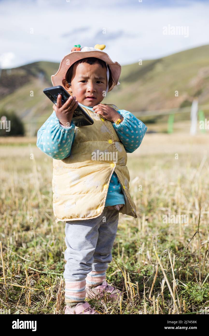 Porträt eines tibetischen Jungen im Bezirk Daocheng, China Stockfoto
