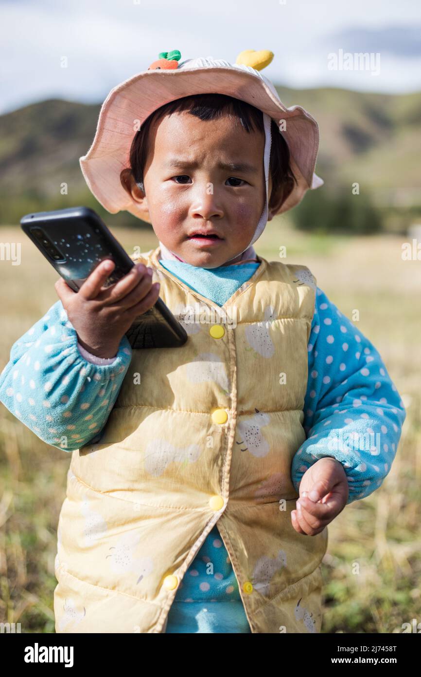 Porträt eines tibetischen Jungen im Bezirk Daocheng, China Stockfoto