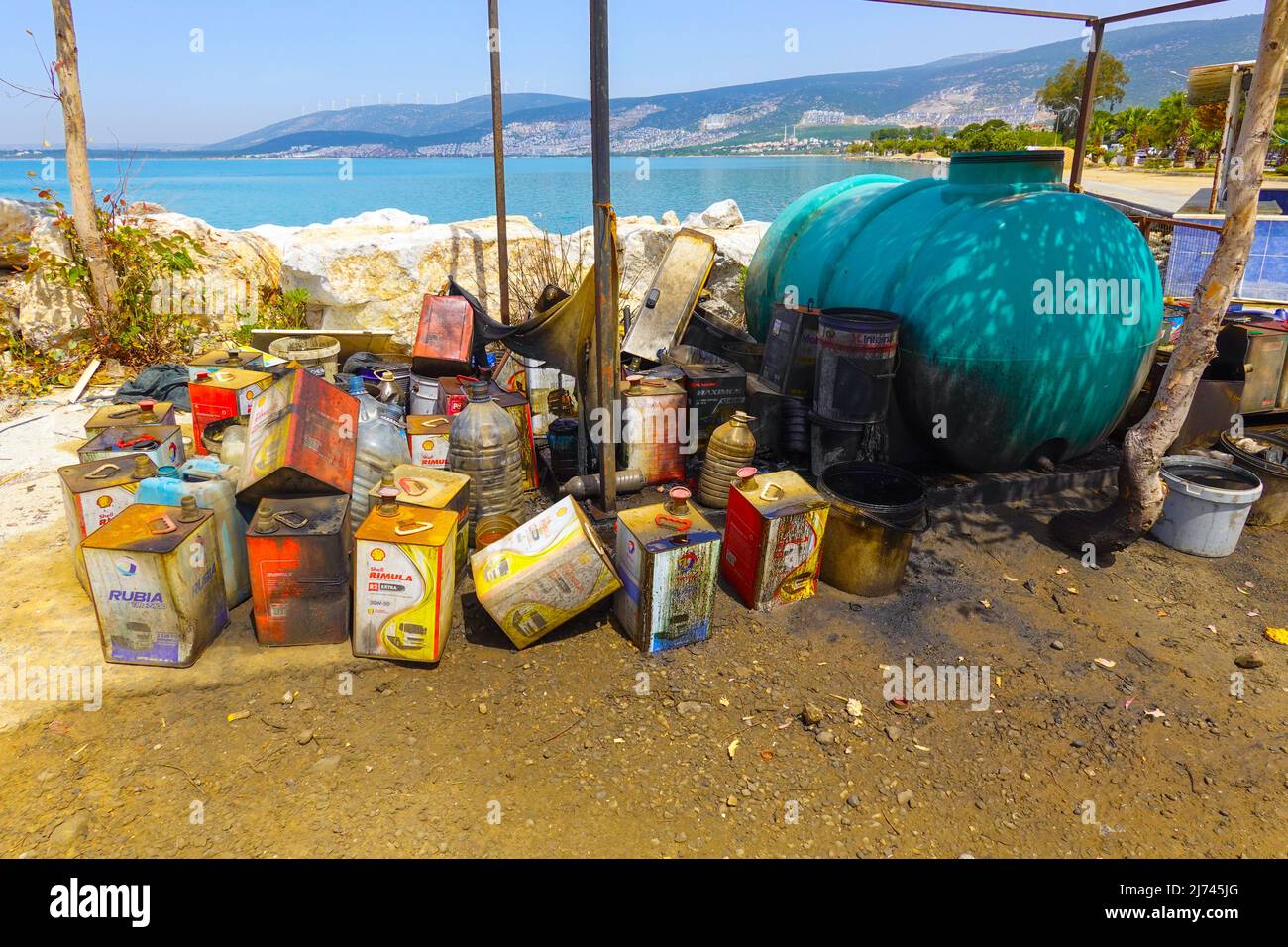 Ein Ort zum Abladen von altem Speiseöl und Motoröl, Akbuk, Didim, Türkei Stockfoto