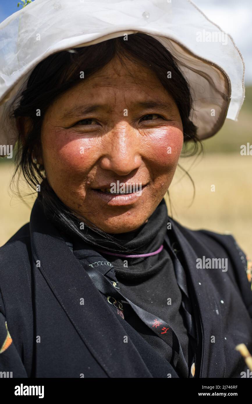 Porträt einer tibetischen Dorfbewohnerin um Daocheng in der Provinz Sichuan Stockfoto