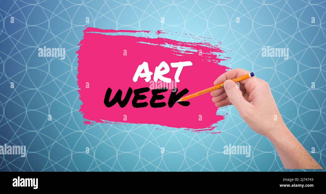 Beschnittene Hand des kaukasischen Mannes mit Bleistift über Art Week Text auf rosa Farbe über gemustertem Hintergrund Stockfoto