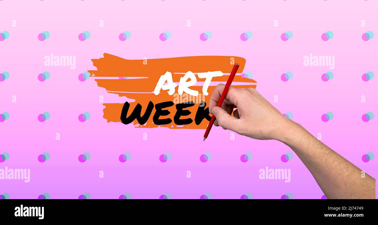 Beschnittene Hand eines kaukasischen Mannes mit Bleistift über Text der Art Week auf orangefarbener Farbe und gepunkteten Hintergrund Stockfoto