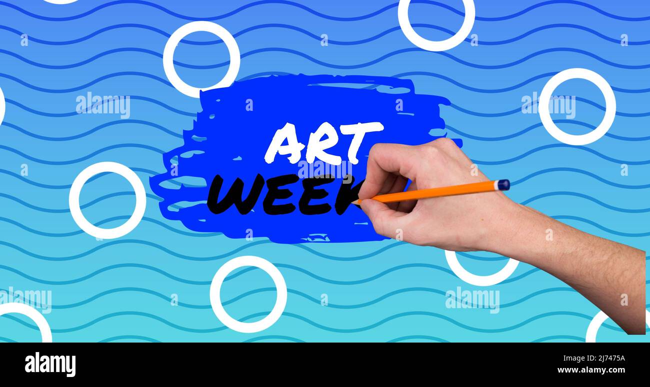 Beschnittene Hand des kaukasischen Mannes mit Bleistift über Art Week Text auf blauem Farbfleck und gewelltem Hintergrund Stockfoto