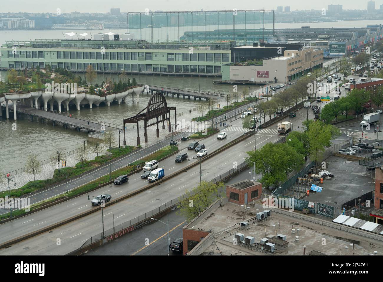 Anfang Mai war Little Island, ein neu erbauter Park am Hudson River am Pier 55, fast menschenleer. In der Nähe befand sich der verrostete Bogen von Cunard's Pier 54. Stockfoto