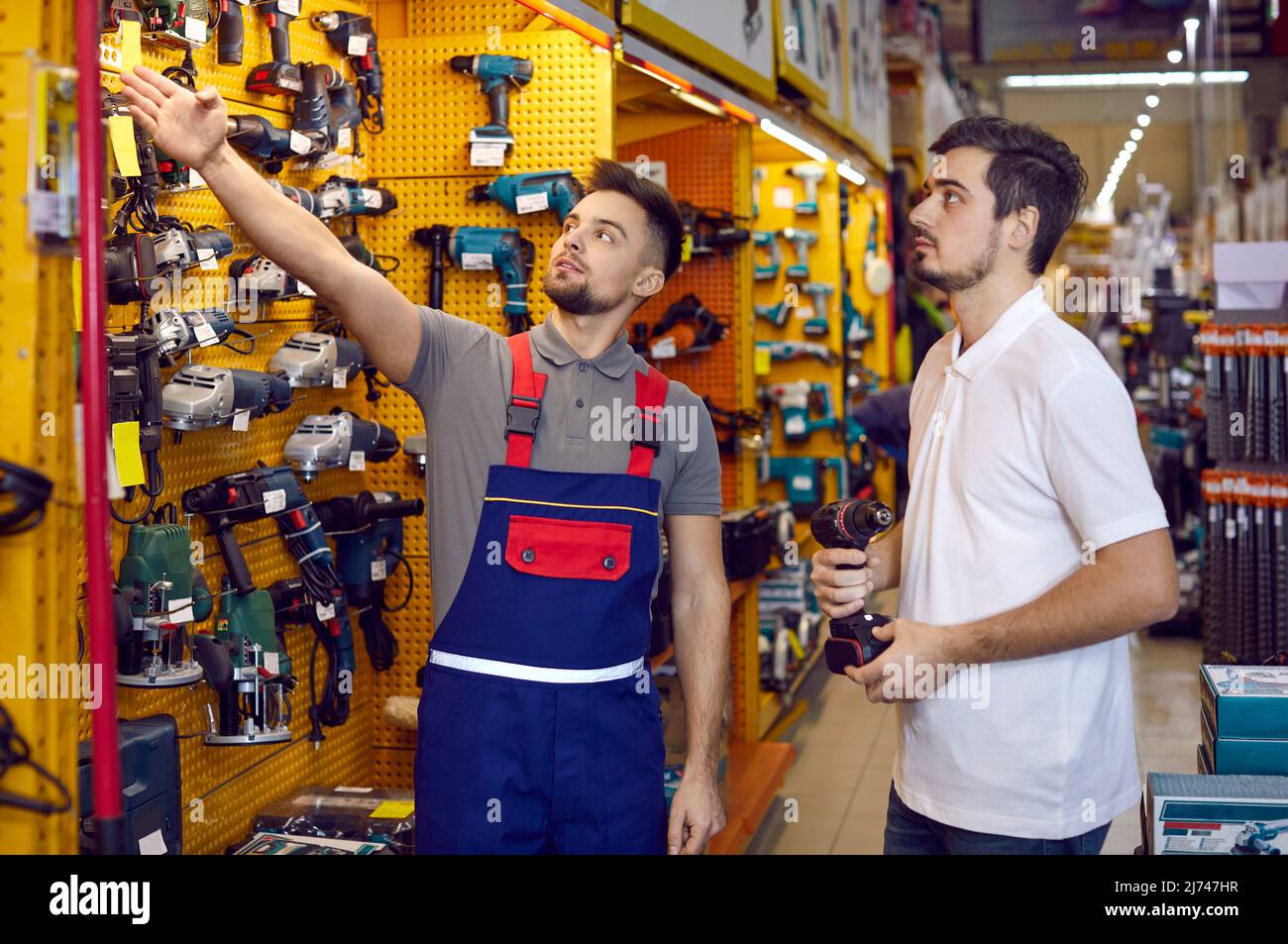 Männlicher Berater hilft dem Kunden beim Aufbau von Hypermärkten Stockfoto