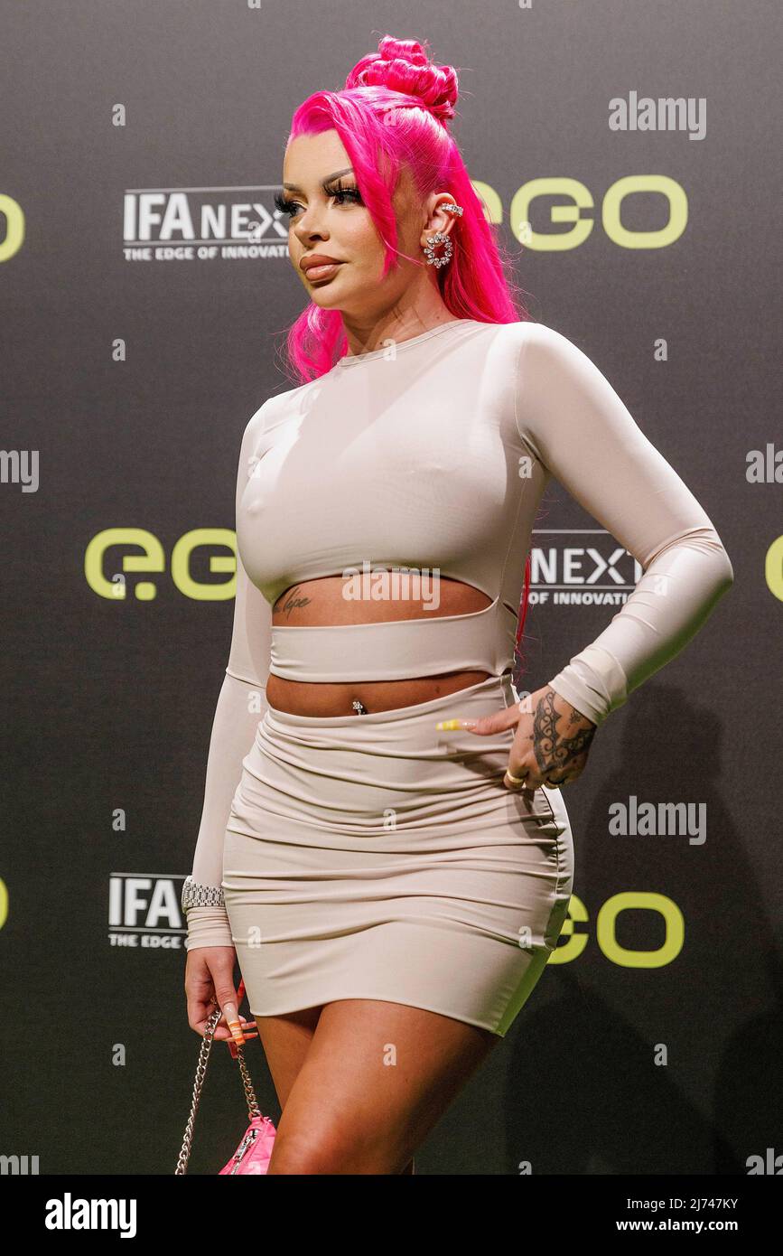 05. Mai 2022, Berlin: Katja Krasavice auf dem roten Teppich vor der Präsentation des neuen Elektroautos e.wave X von Next.e.GO Mobile SE, einem deutschen Hersteller von Elektrofahrzeugen, im Kraftwerk Berlin. Foto: Carsten Koall/dpa Stockfoto