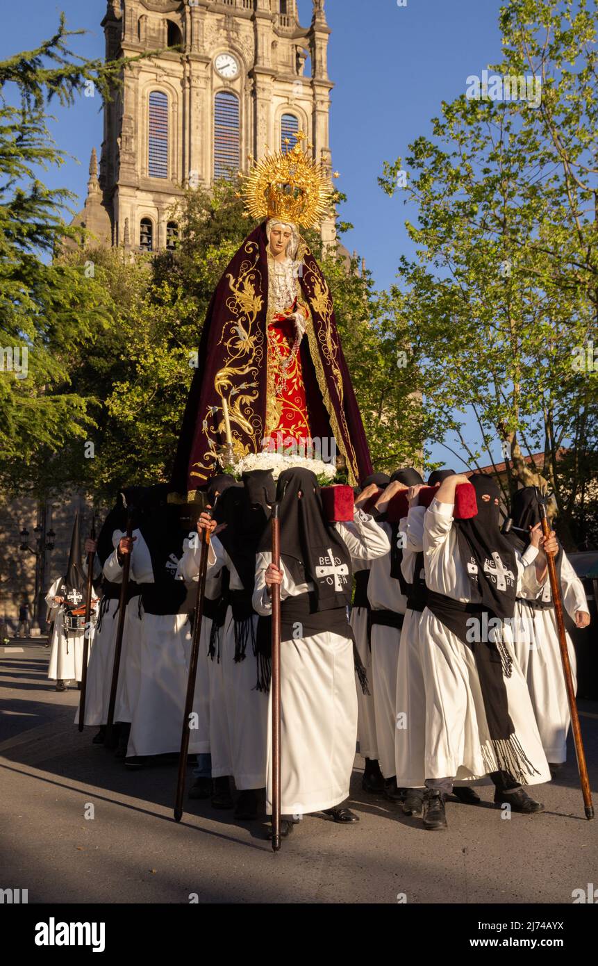 Mitglieder einer religiösen Bruderschaft während der Osterwoche in Spanien Stockfoto