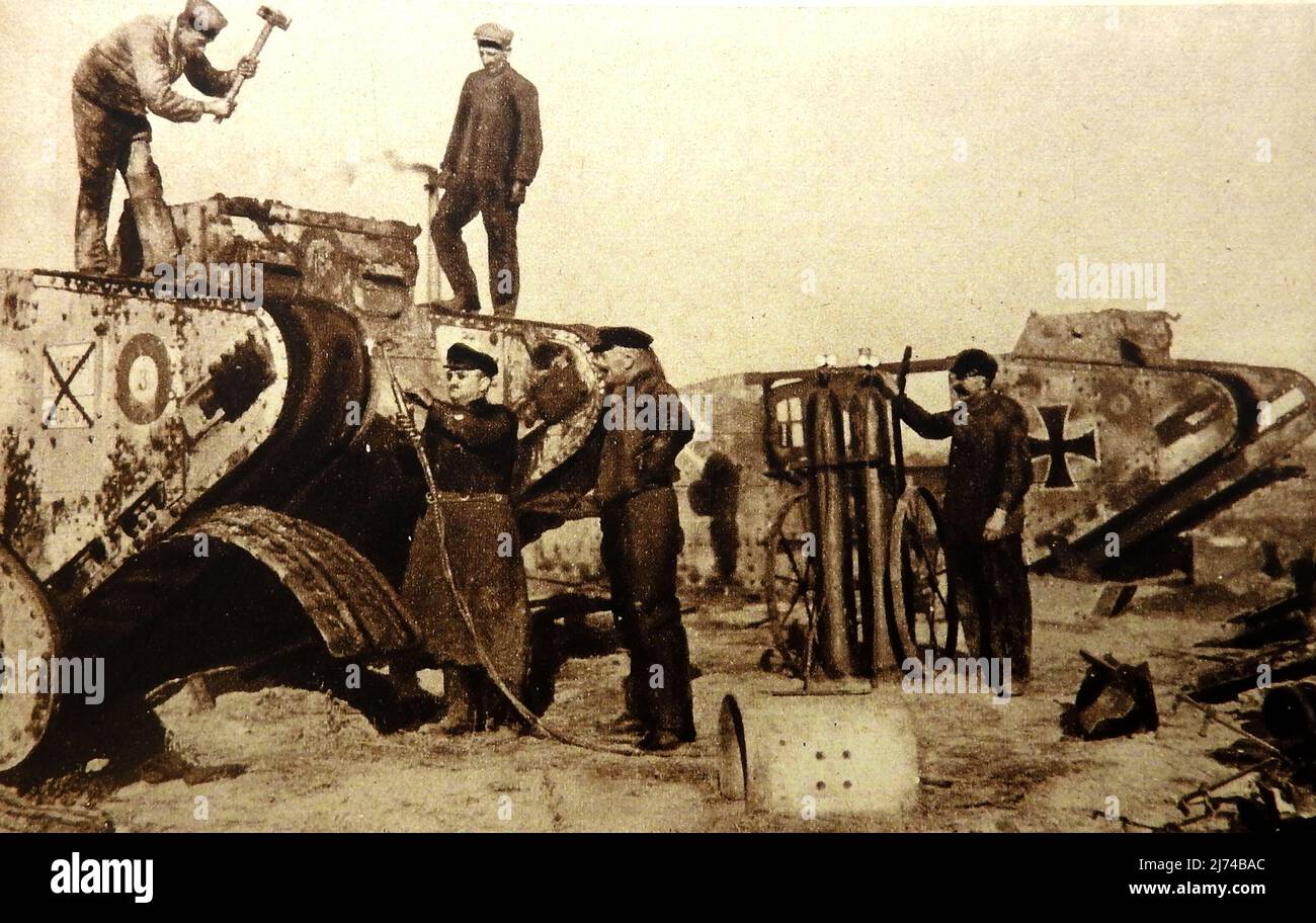 1919 - Zerbrechen deutscher "Todeskopf"-Panzer nach dem Ende des Ersten Weltkriegs ---- 1919 - Démantèlement des chars allemands deaths Head après la fin de la Première Guerre mondiale ------- 1919 - Zerschlagung der deutschen 'Deaths Head'- Panzer Stockfoto