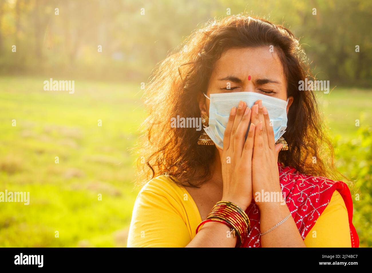 Porträt einer jungen inderin mit Maske. Das Konzept von Tourismus, Gesundheit und Sicherheit in den asiatischen und indischen Ländern Stockfoto