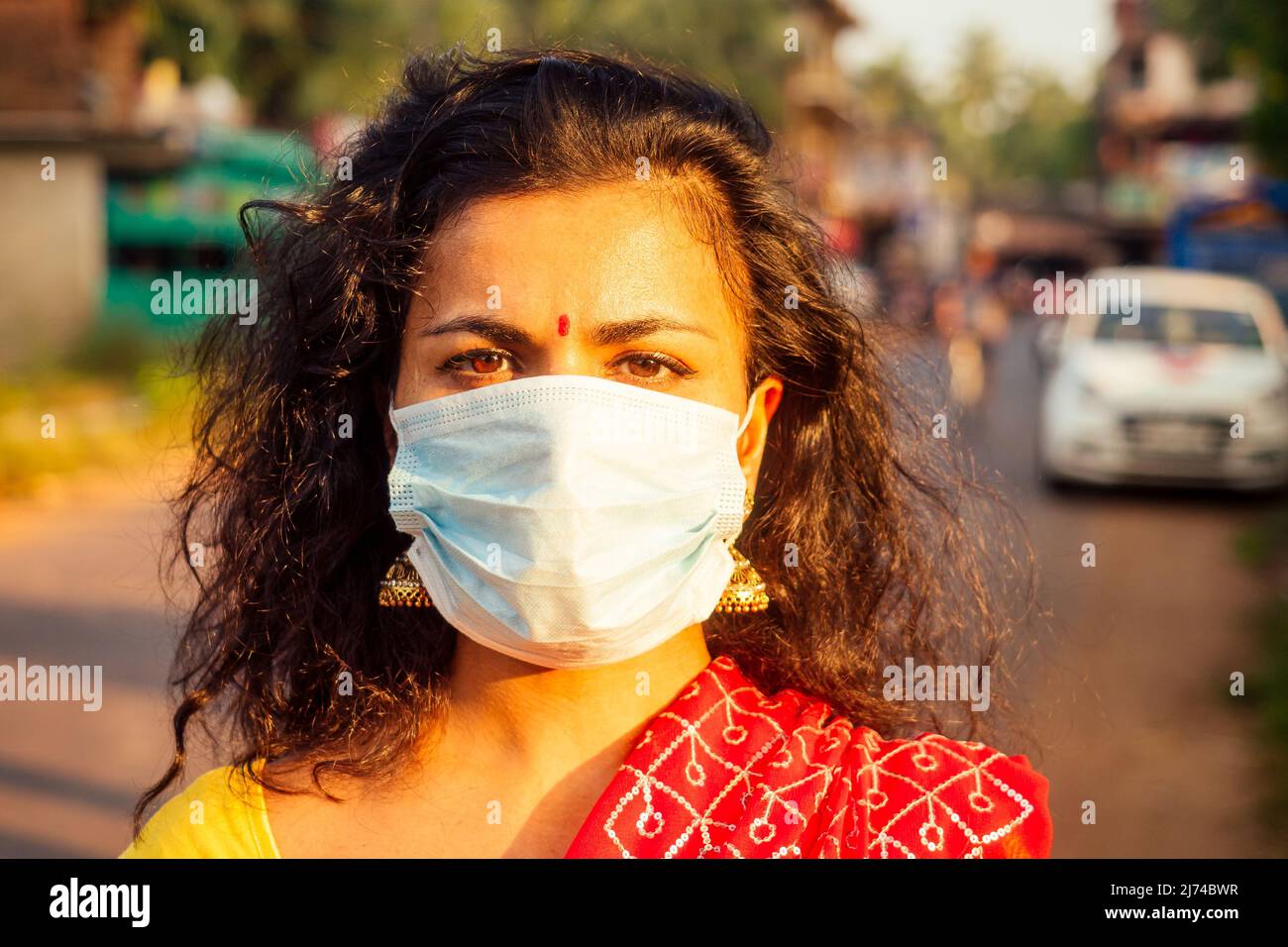 Porträt einer jungen inderin mit Maske. Das Konzept von Tourismus, Gesundheit und Sicherheit in den asiatischen und indischen Ländern Stockfoto