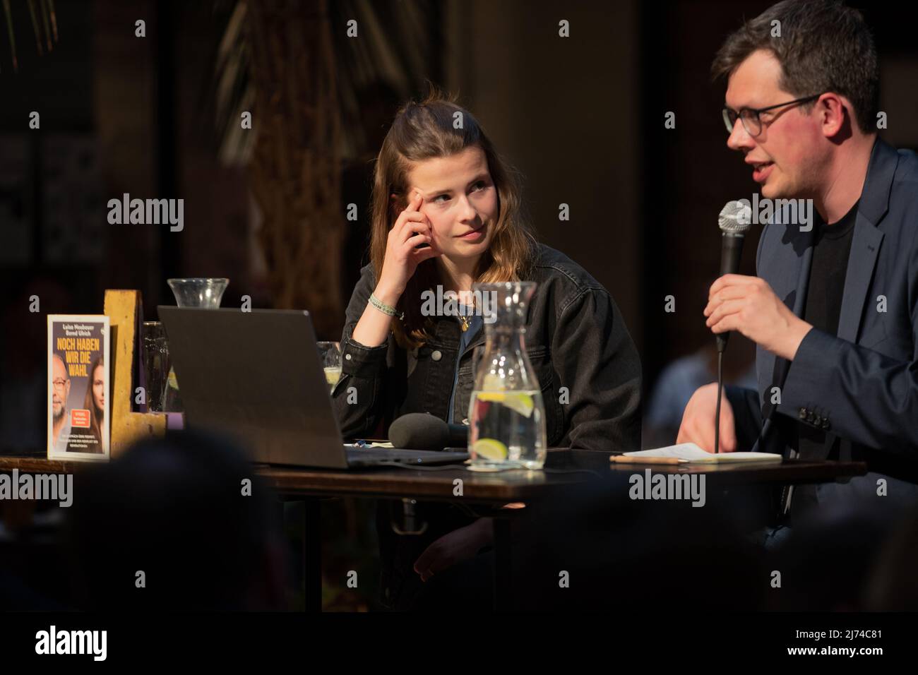 Luisa Neubauer von Fridays for Future und Lukas Koehler ( FDP ) bei der Diskussion „Wir haben noch die Wahl“ am 5. Mai 2022 im Cafe Luitpold in München. (Foto von Alexander Pohl/Sipa USA) Stockfoto