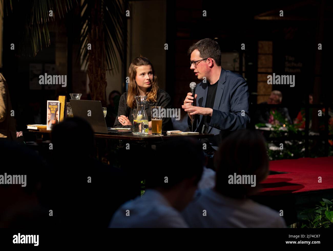Luisa Neubauer von Fridays for Future und Lukas Koehler ( FDP ) bei der Diskussion „Wir haben noch die Wahl“ am 5. Mai 2022 im Cafe Luitpold in München. (Foto von Alexander Pohl/Sipa USA) Stockfoto
